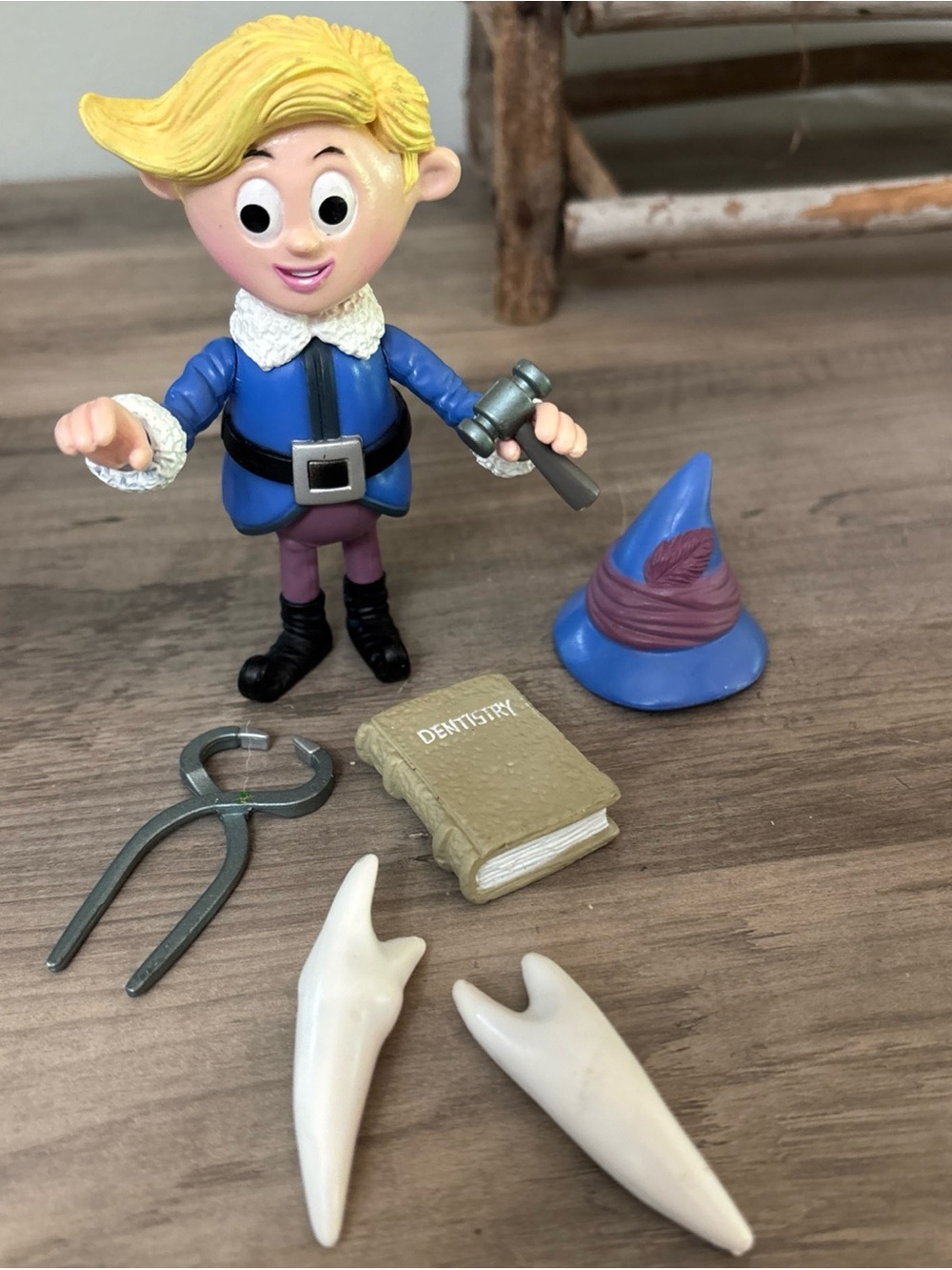 HERMEY w/ Teeth Pliers Book Figure Island Misfit Toys Rudolph PLAYING MANTIS